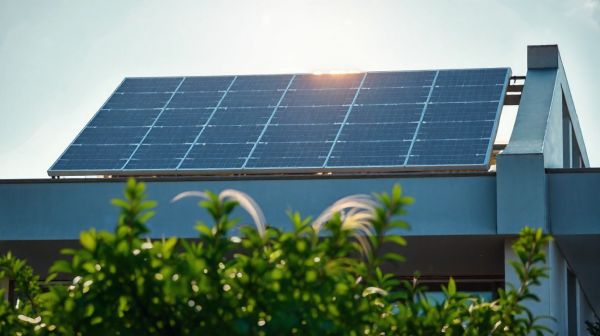 Guide pour adopter les énergies renouvelables et réduire sa dépendance aux fossiles