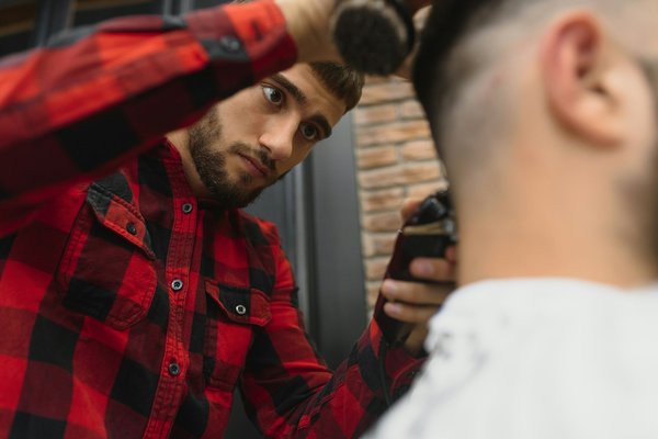 Coupe de cheveux pour homme : mettez-vous en évidence avec un dégradé à blanc